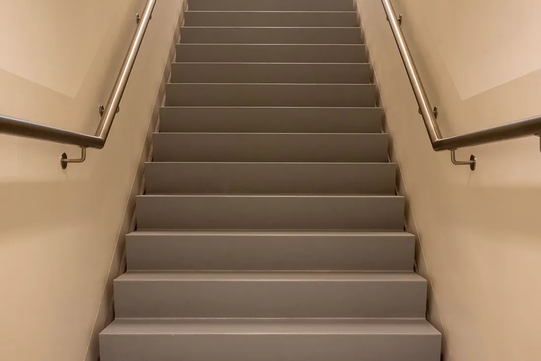 Escalier droit avec une main courante de chaque côté