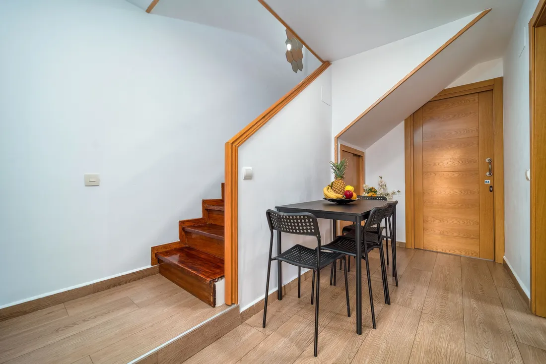 Petit escalier tournant en bois à côté d'un coin repas