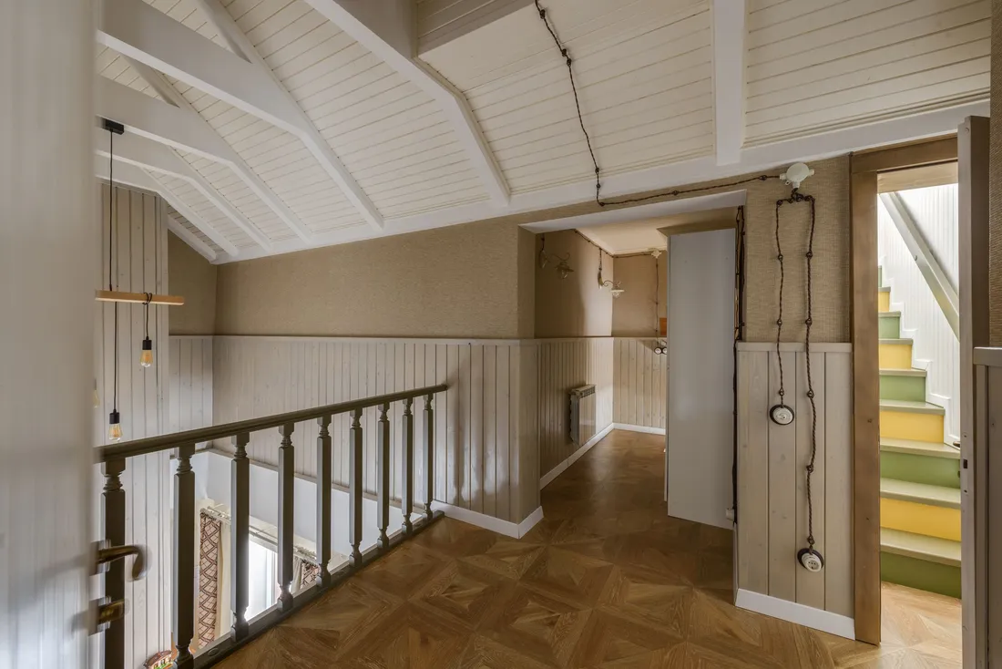 Palier sous les combles en haut d'un escalier aux marches colorées