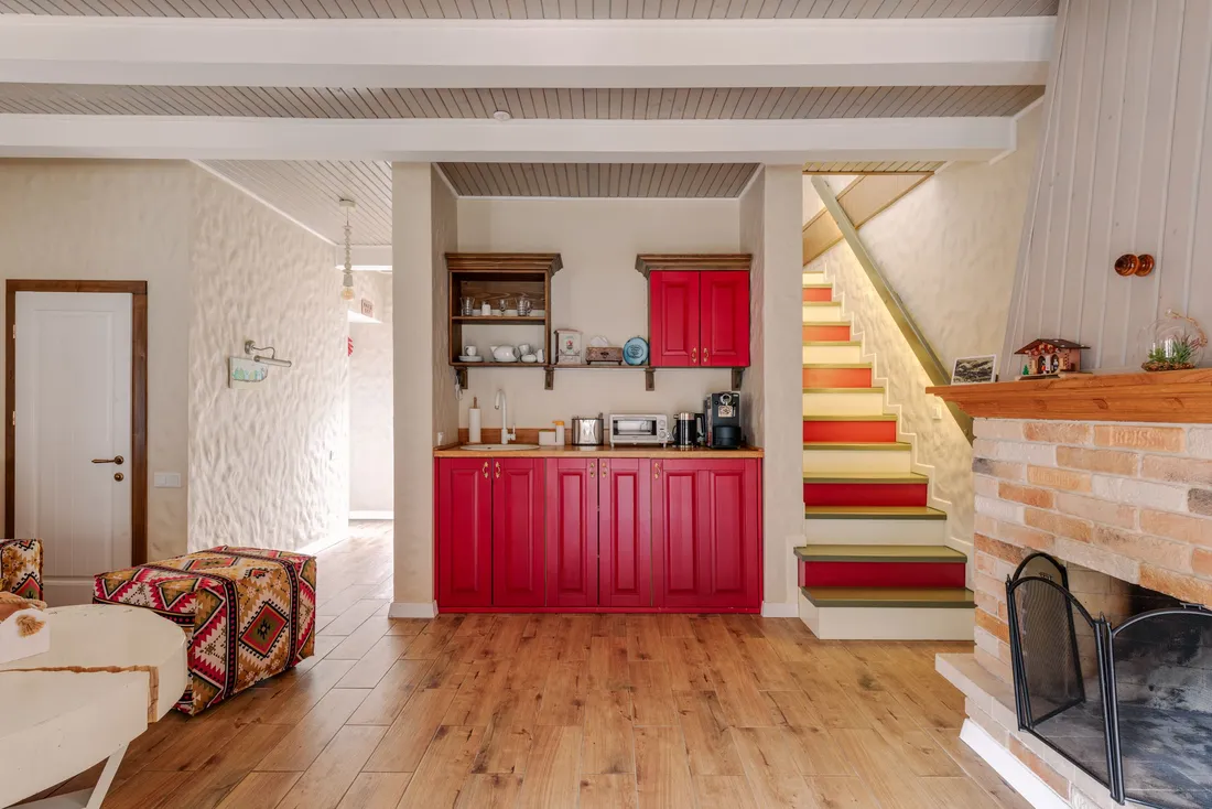 Cuisine ouverte avec un escalier droit aux marches colorées