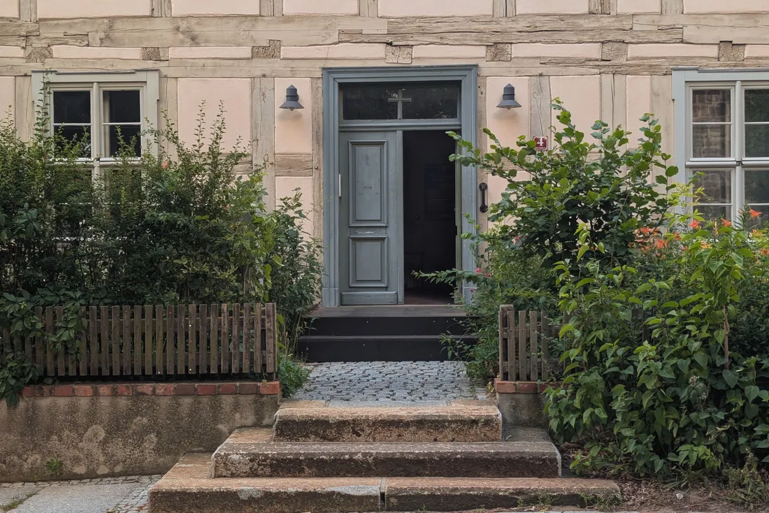 Entrée de maison précédée d'un perron de quelques marches